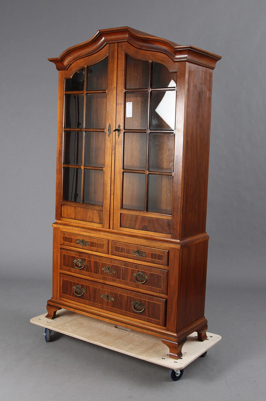 VITRINSKÅP. 1900-tal.