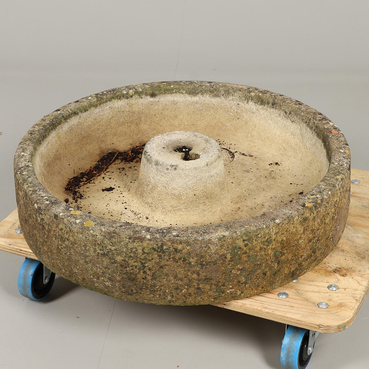 EN CIRKULÄR BETONGKRUKA.