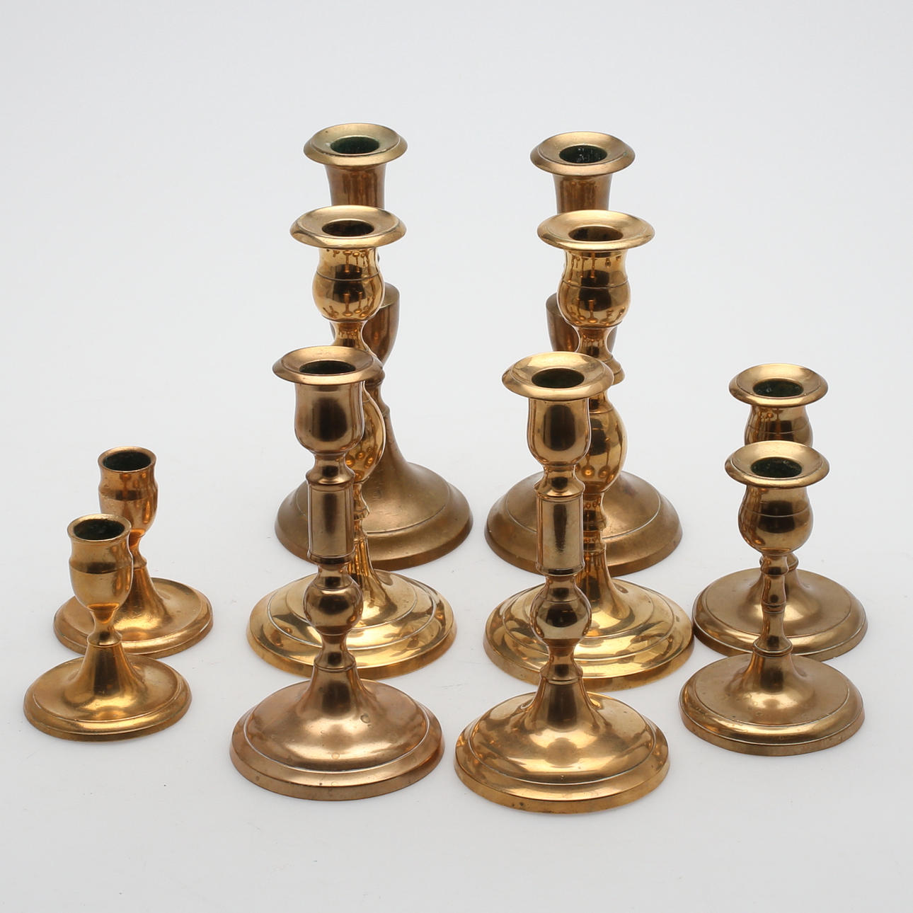 MÄSSINGSLJUSSTAKAR, 5 par (eller snarlika), 18/1900-tal.