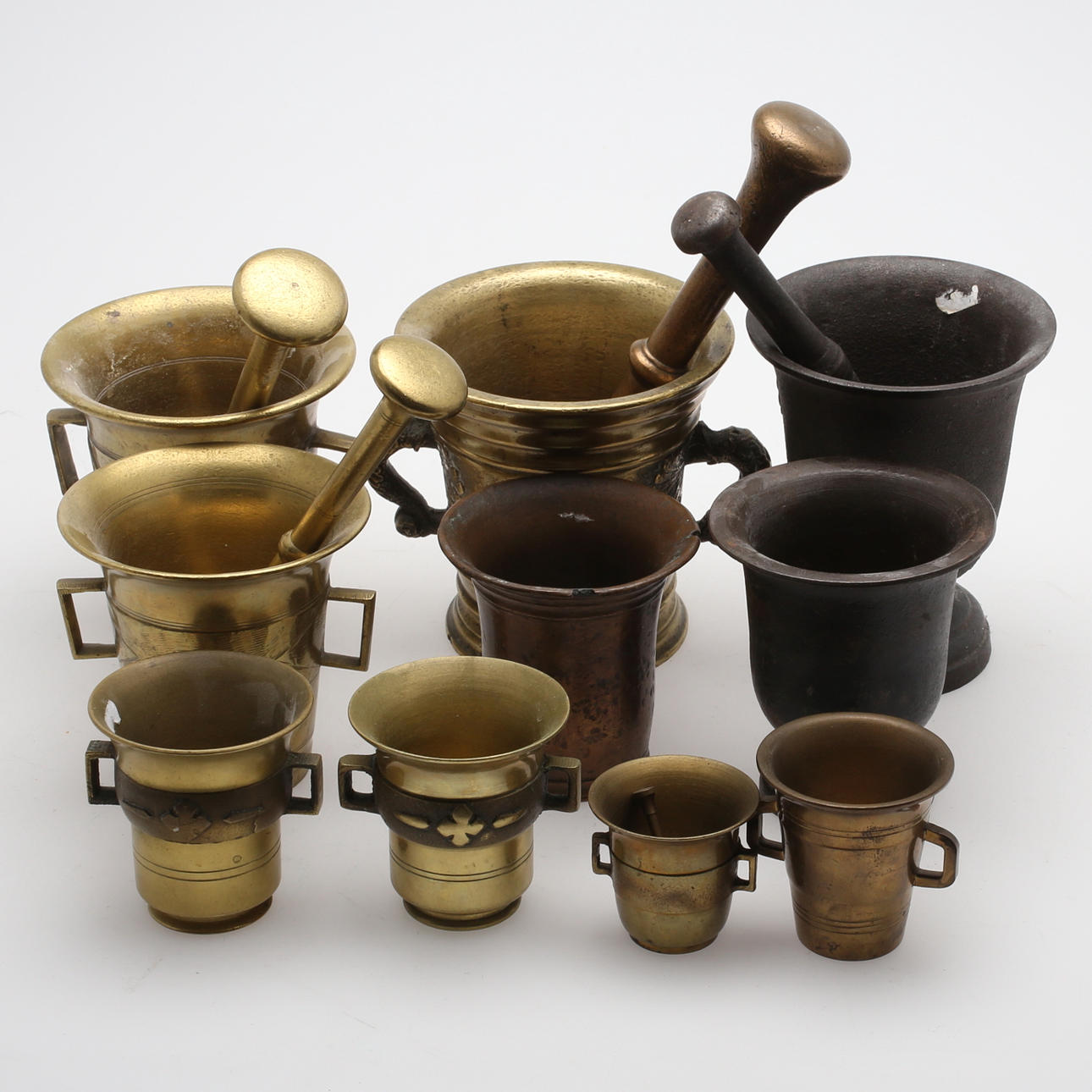 MORTLAR, 10 st, mässing samt järn, 17-1900-tal.