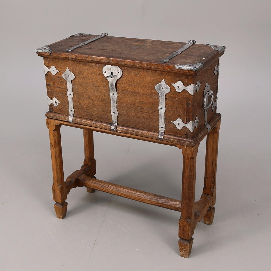 KISTA ek, på benställning, metallbeslag, 1800-/1900-tal.