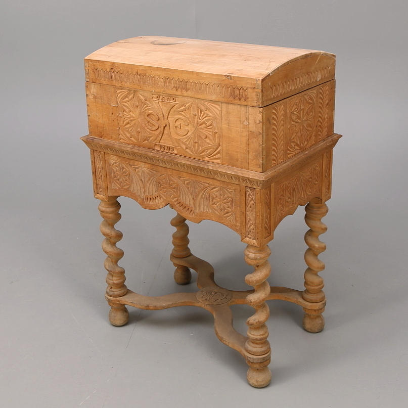 SKRIN med karvsnitt, på benställning, daterat 1942.