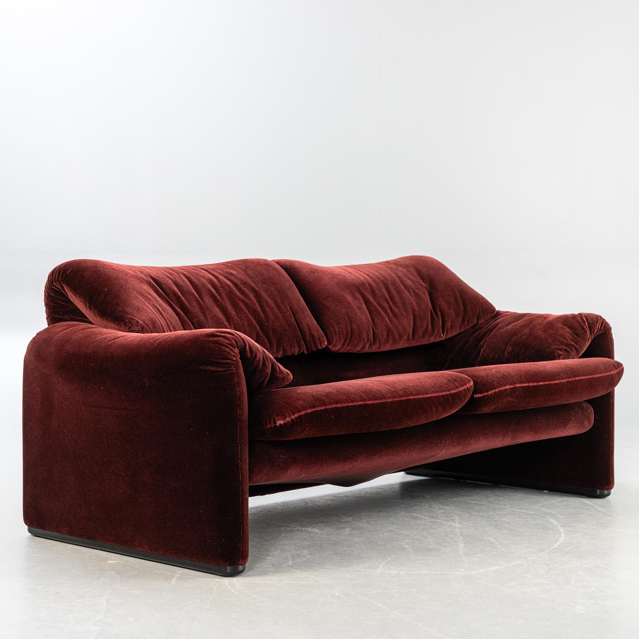 VICO MAGISTRETTI. Cassina. Zweisitzer Sofa 'Maralunga'.