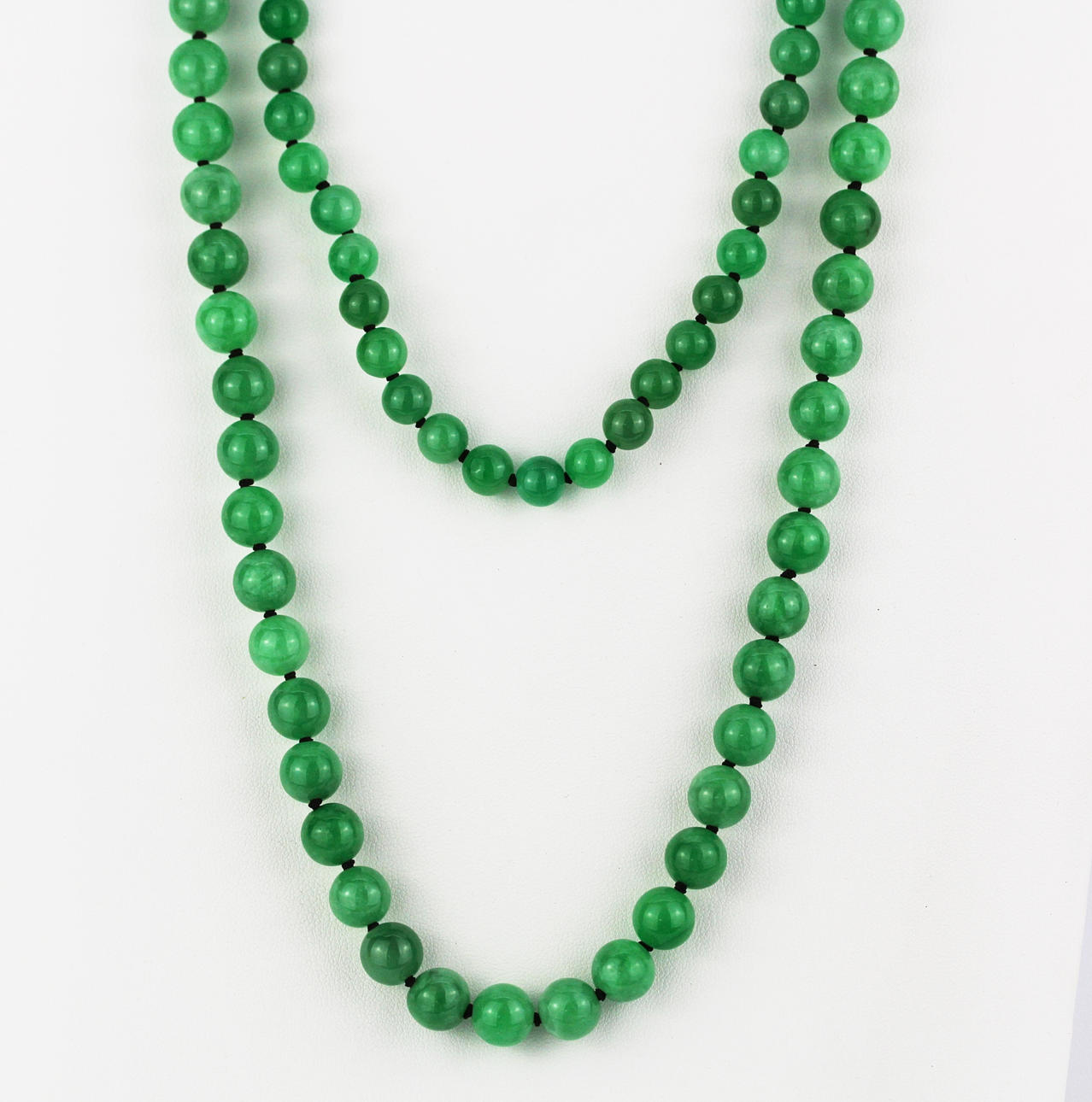 GRADUATED JADE BEADED NECKLACE WITH 14CT CLASP.
