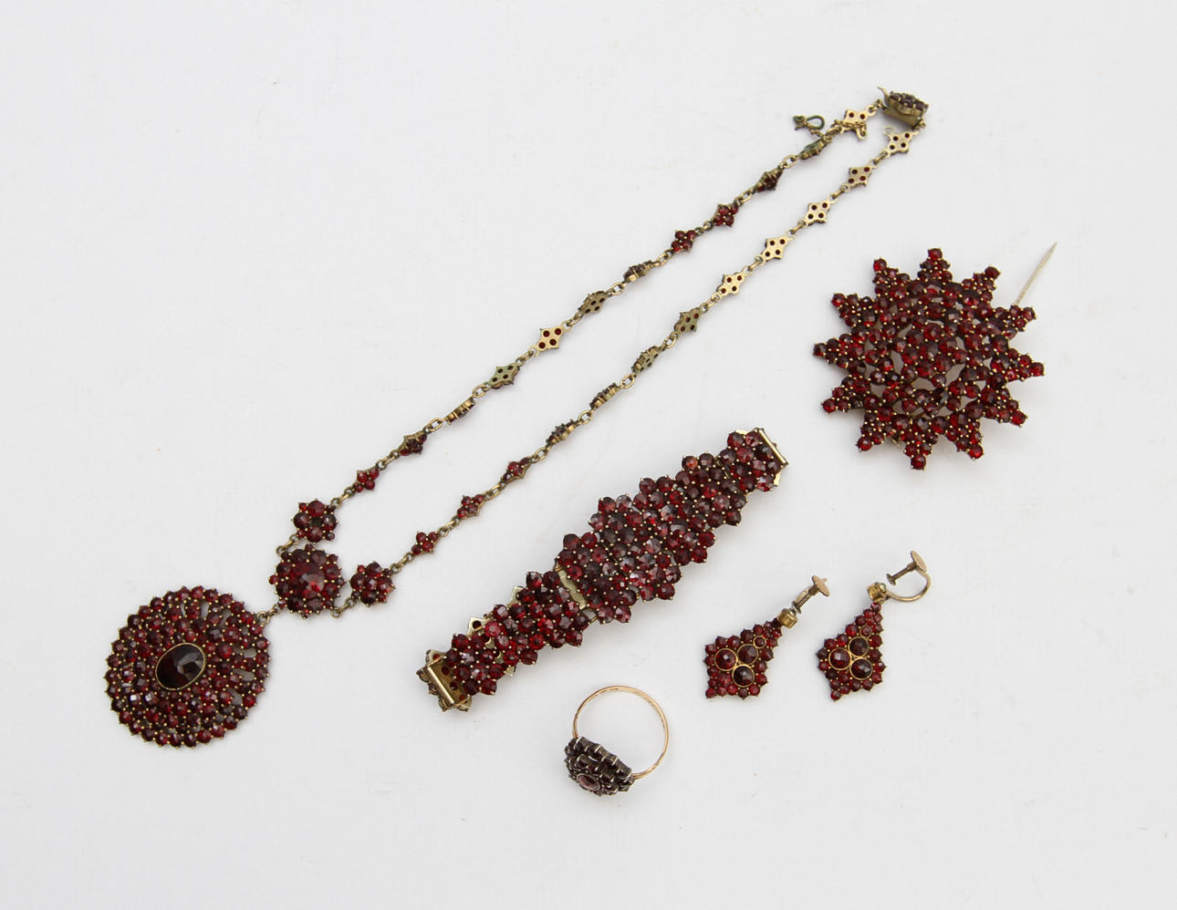 SMYCKESET, 6 delar, mässing samt granater. Ring delvis i 18K guld.