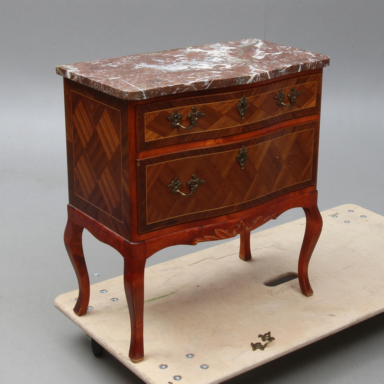 BYRÅ med stenskiva, 1900-tal.