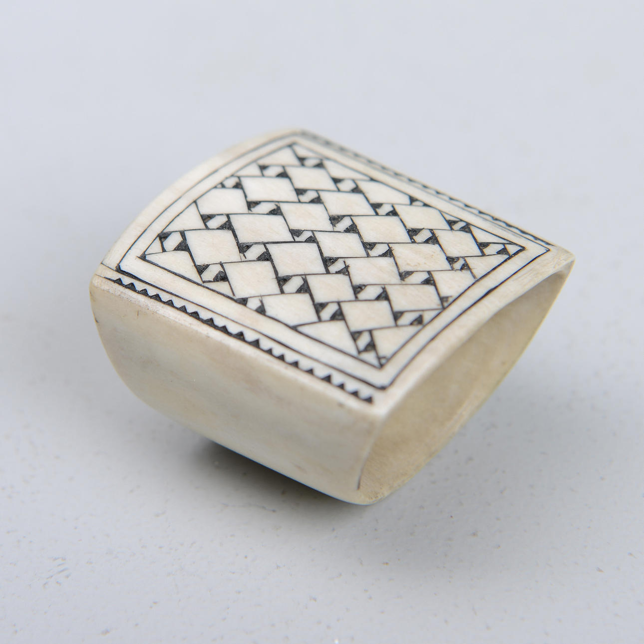 SÖLJA, graverat renhorn, samearbete, monogramsignerad *Å.