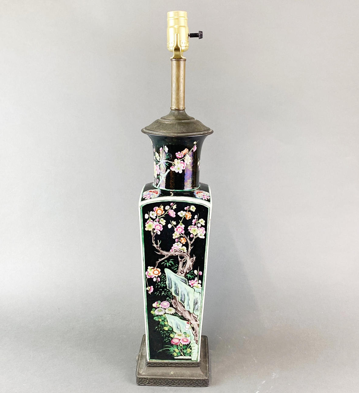 CHINESISCHE FAMILLE-NOIR-TISCHLAMPE.