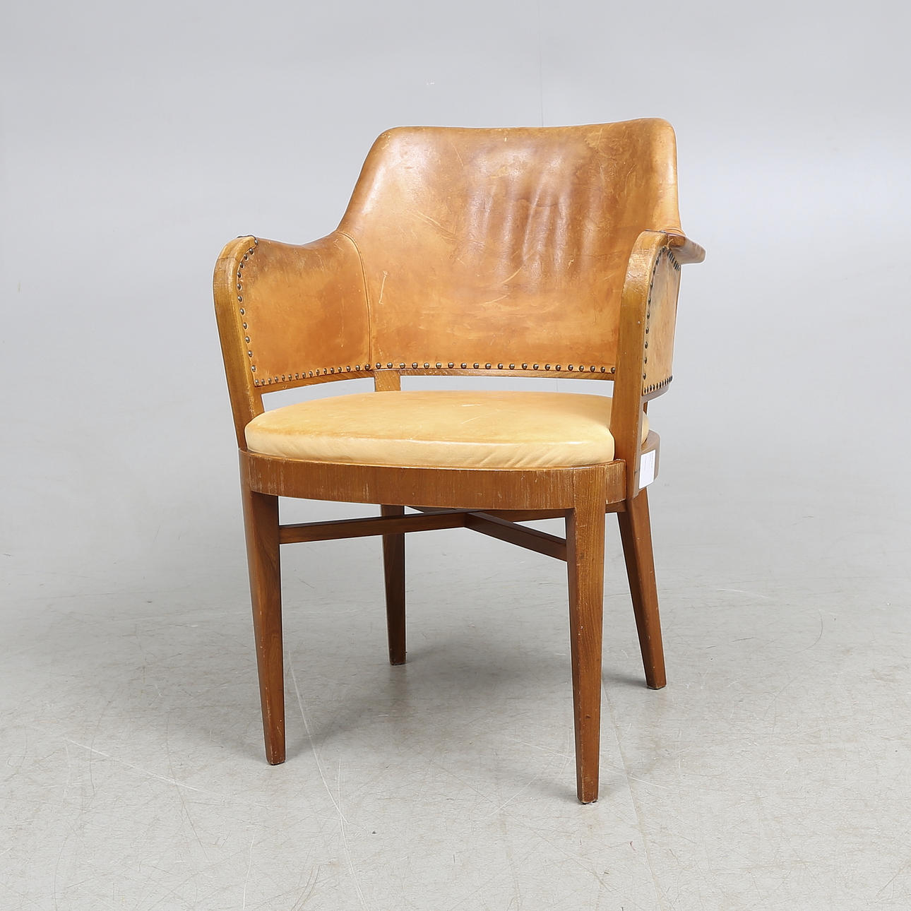 KARMSTOL, skinn/trä, Bodafors, 1900-talets mitt.