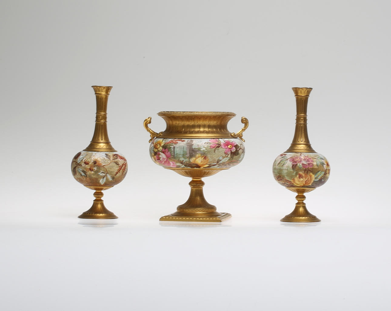 URNA samt VASER, 3 st, metall, keramik, 1900-tal.