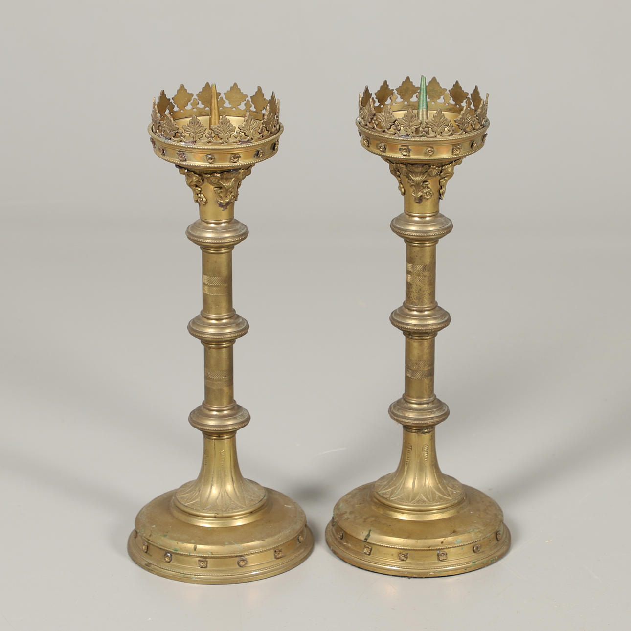 ETT PAR STORA PRICKETLJUSSTAKAR I MÄSSING.