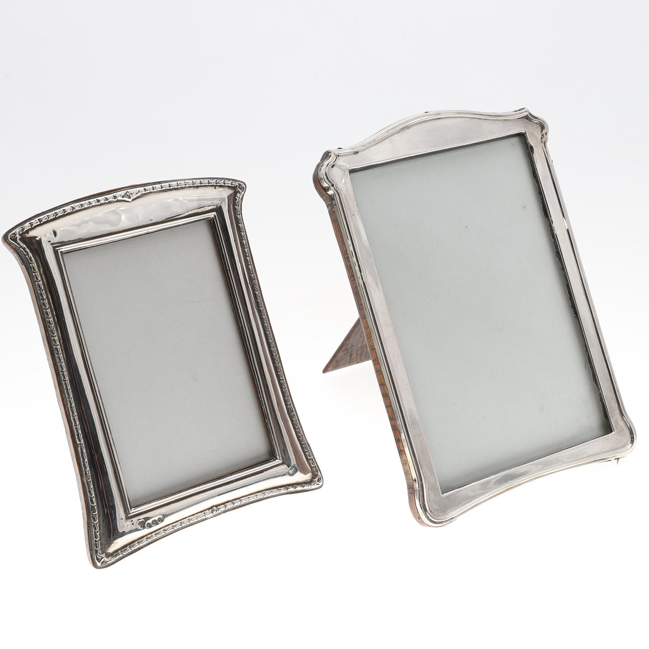 TWO SILVER FRONTED PHOTOGRAPH FRAMES. Silver & Metals - Silver - Auctionet