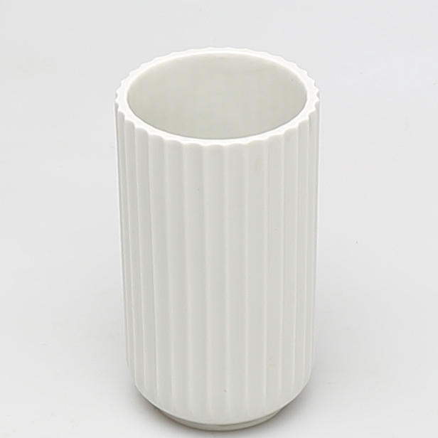 LYNGBY VASE i porslin med räfflad dekor.