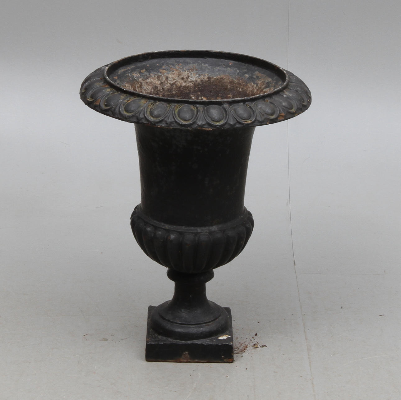 TRÄDGÅRDSURNA, gjutjärn, 1900-talets slut.