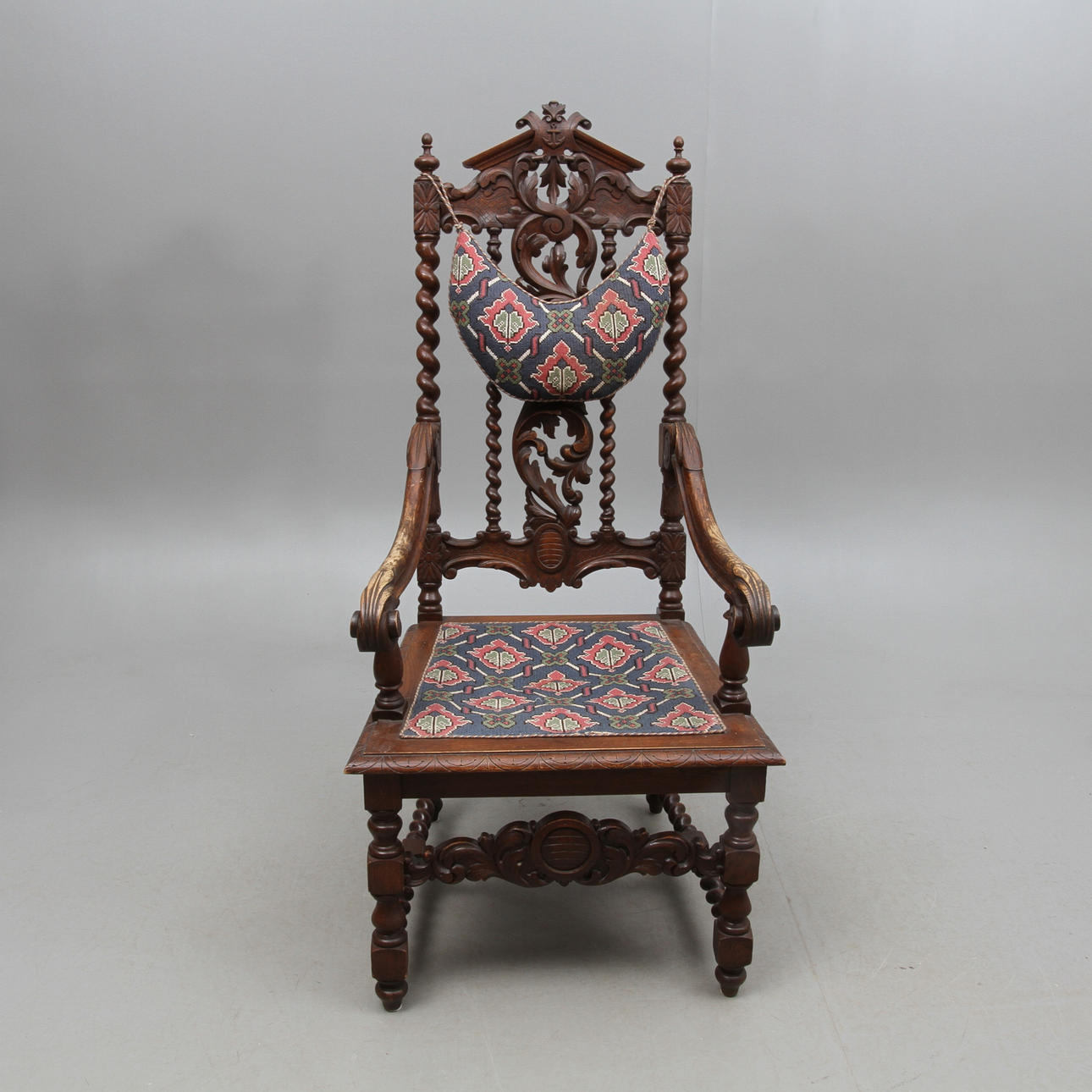 KARMSTOL med dekor av ankare, omkring sekelskiftet 1900.