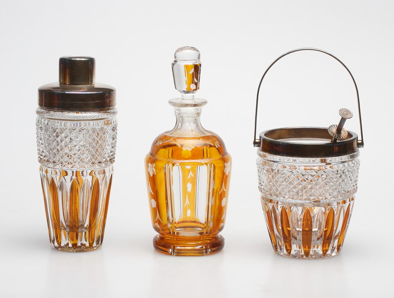 GLASFÖREMÅL, 3 delar, 1900-tal.