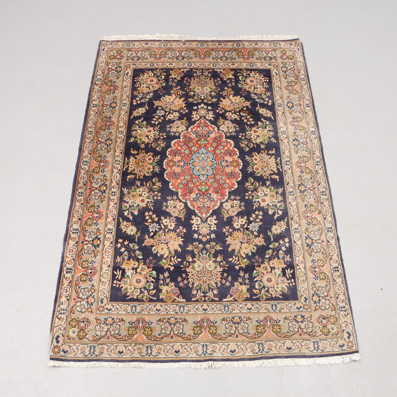 ORIENTALISK MATTA, ca 202 x 135 cm.