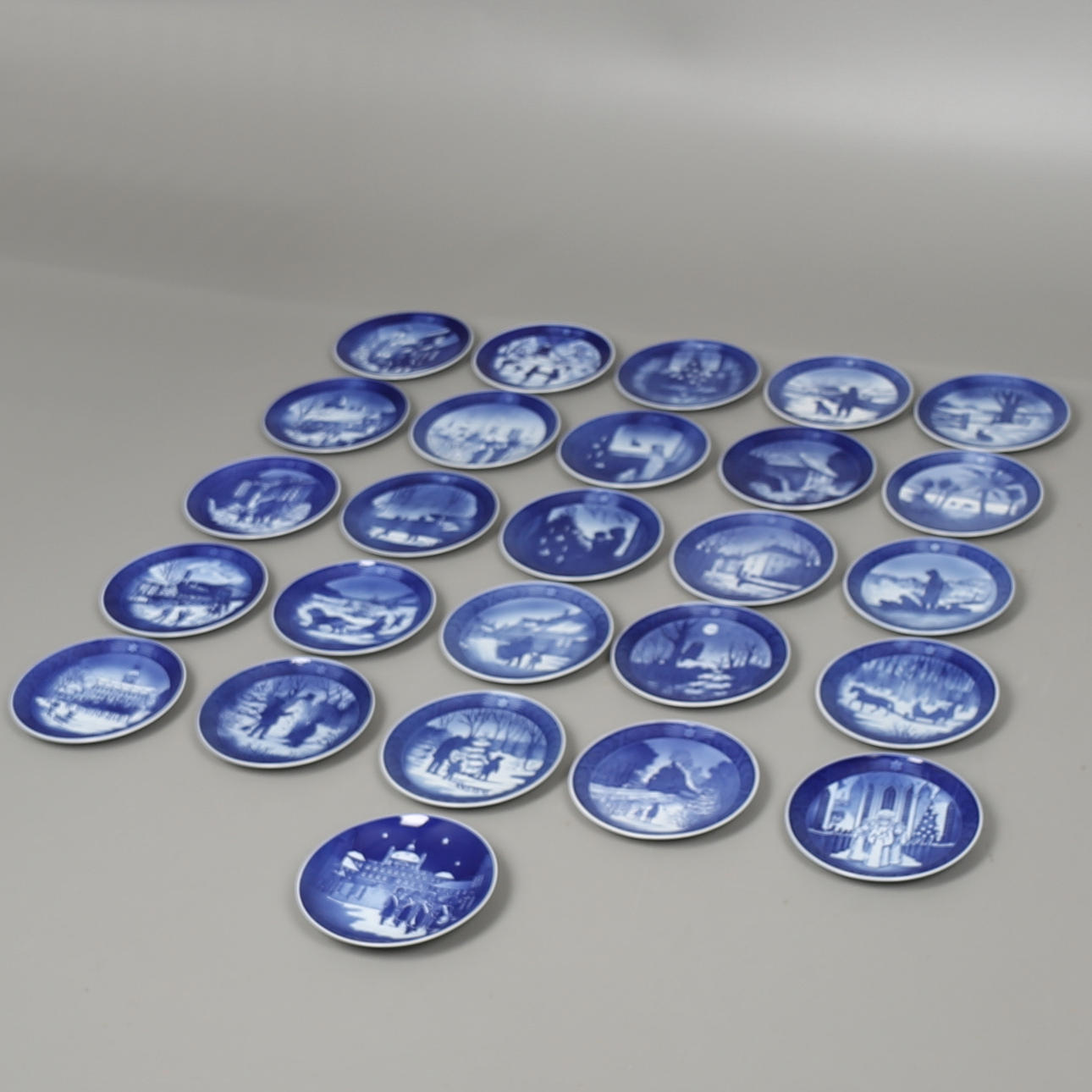 JULTALLRIKAR i porslin, 26 st, (1971-1996), Royal Copenhagen.