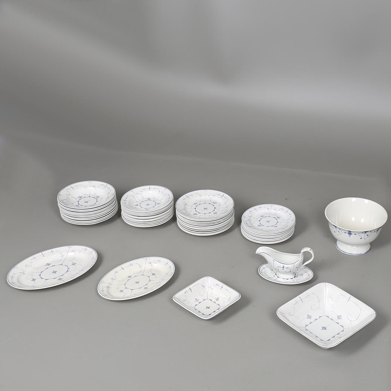 MATSERVISDELAR i porslin, 49 delar, "Musselmalet", Villeroy & Boch, Dresden, Tyskland.