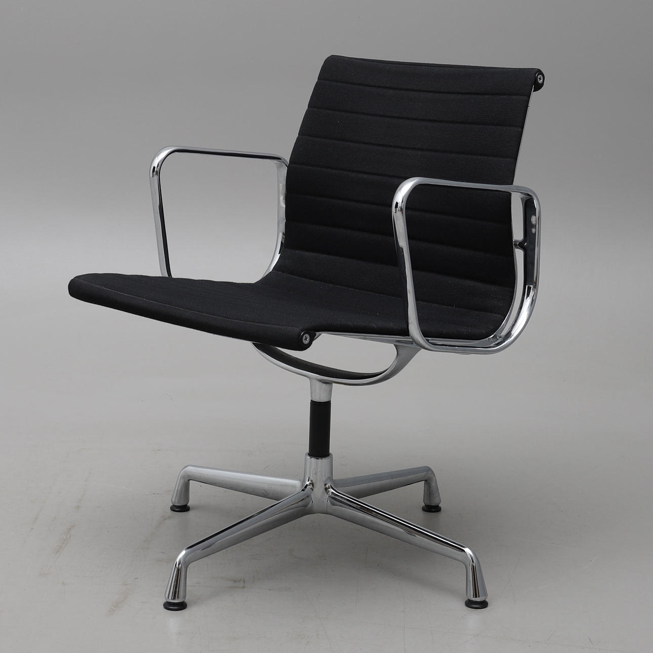 RAY & CHARLES EAMES. KONTORSTOL, "EA 108", VITRA.