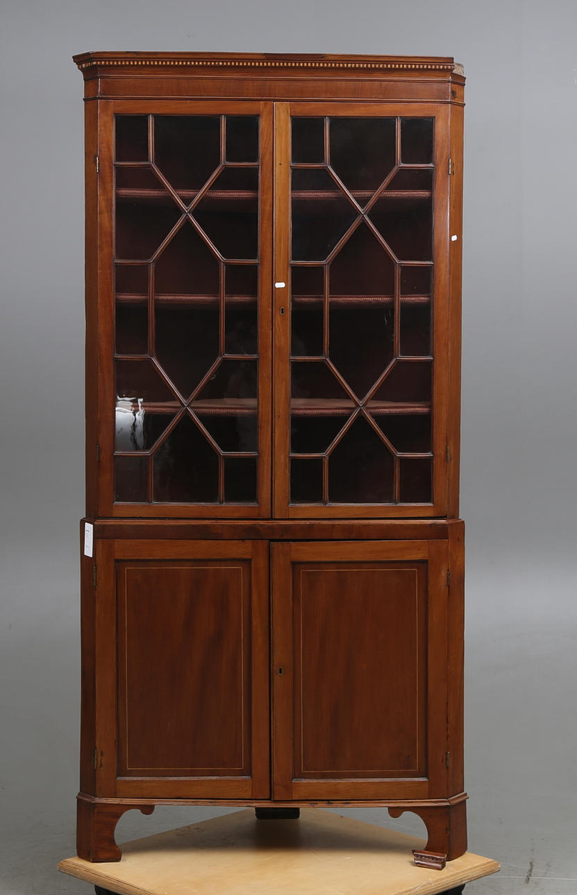 HÖRNSKÅP, England, med vitrinöverdel, 1700/1800-tal.