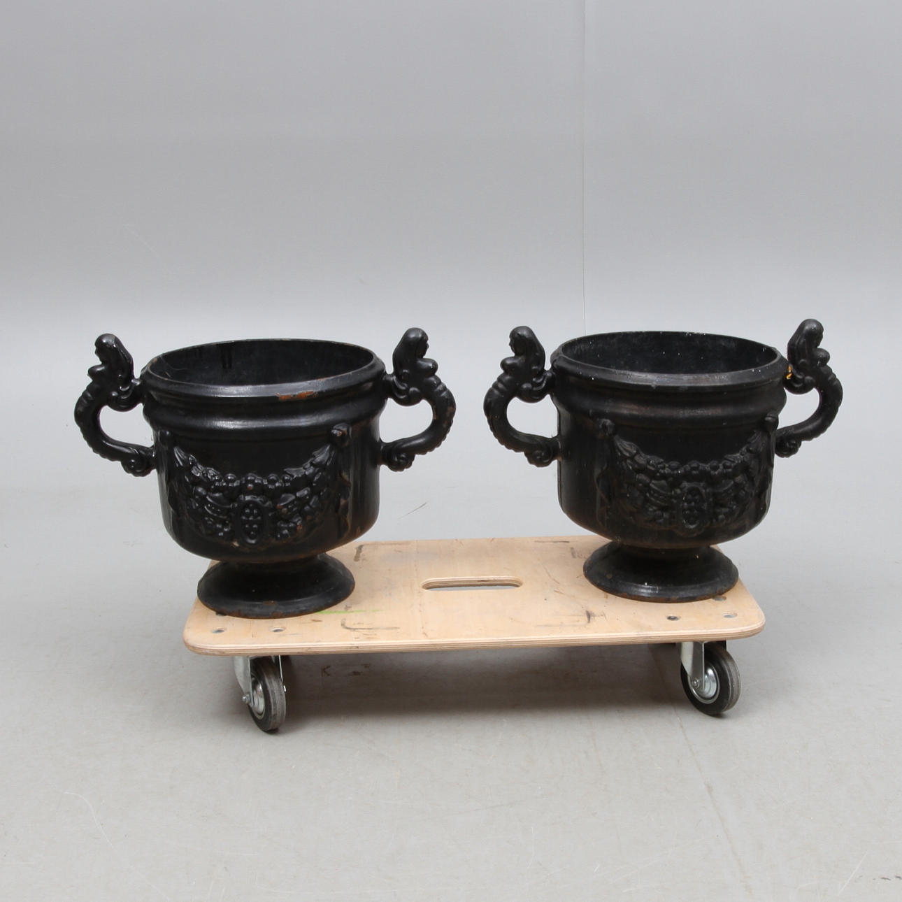 TRÄDGÅRDSURNOR, 1 par, gjutjärn, Stafsjö Bruk, 1900-talets slut.