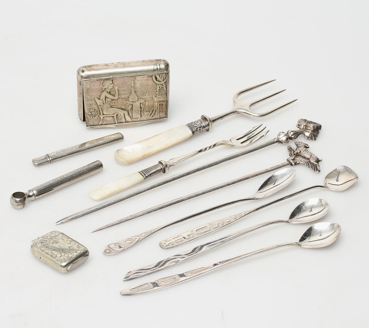 PARTI DIVERSE, 12 delar, metall, bl a korskruv, skinkpinnar och etui, 18/1900-tal.