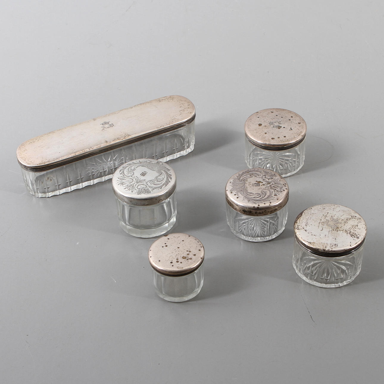 TOILETTEBURKAR, 6 st, silver och glas, omkring 1900.