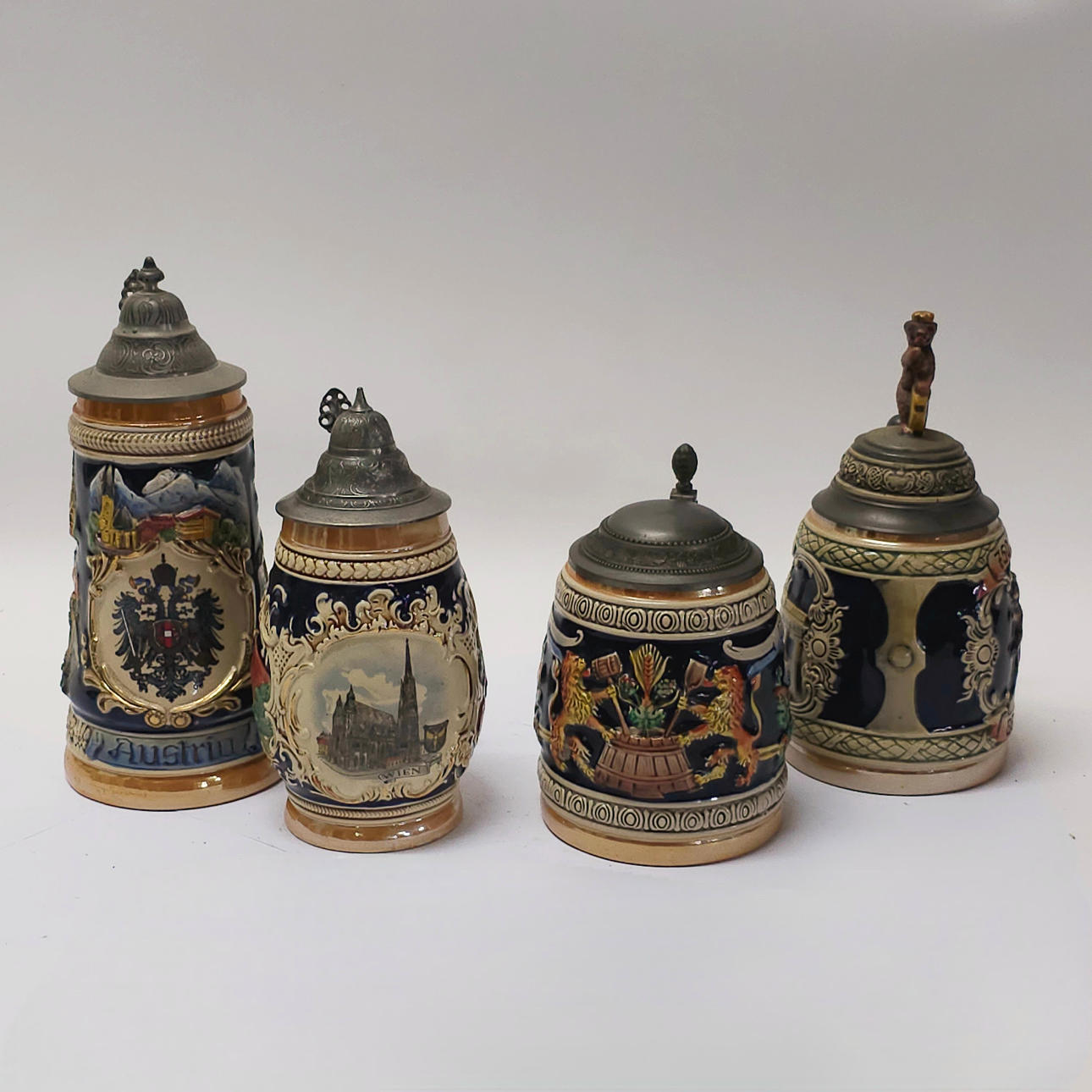VIER ÖSTERREICHISCH-DEUTSCHE Krüge MIT ZINNDECKEL.