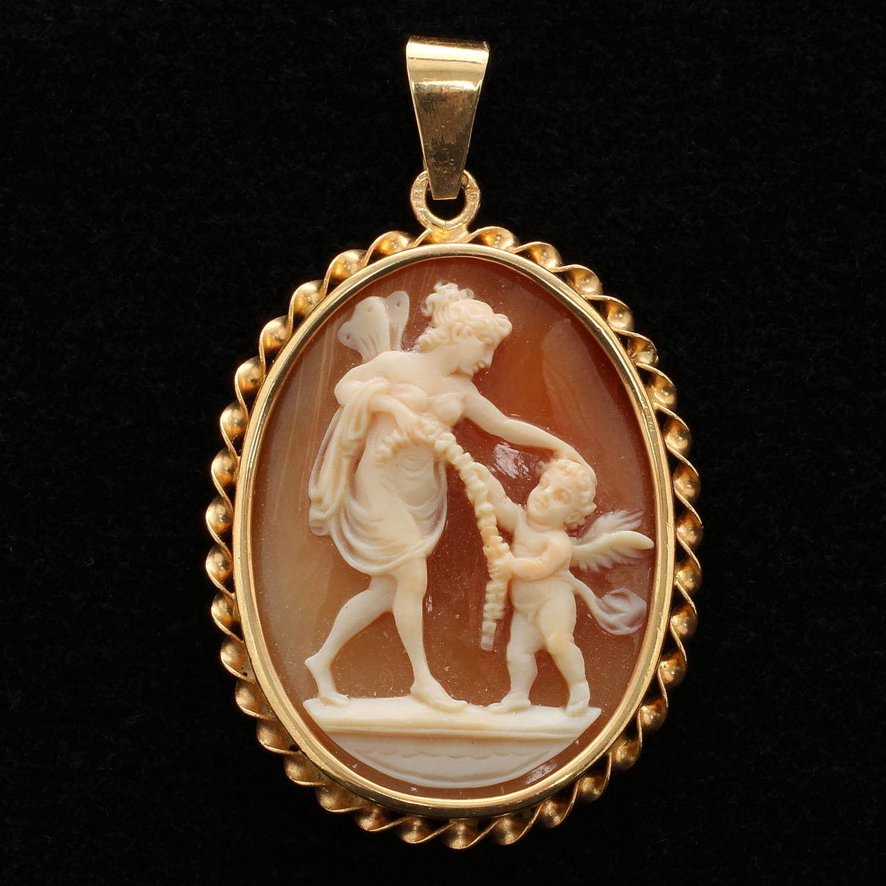HÄNGE 18k guld med caméarbete, otydliga stämplar, 1900-tal.