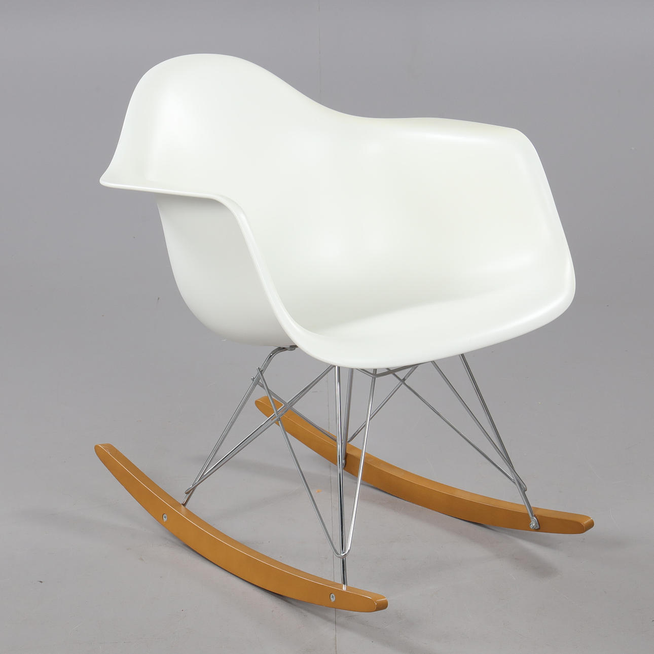 GUNGSTOL, Vita, plast, Chales & Ray Eames, 2009.