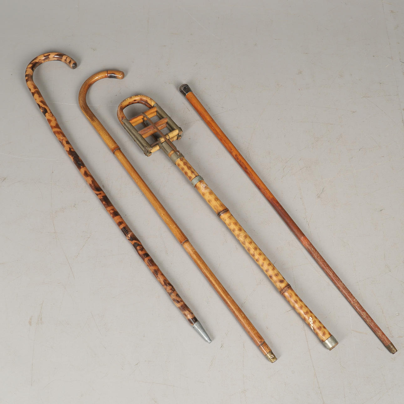 TRE KÄPPAR OCH EN SKJUTPINNE.