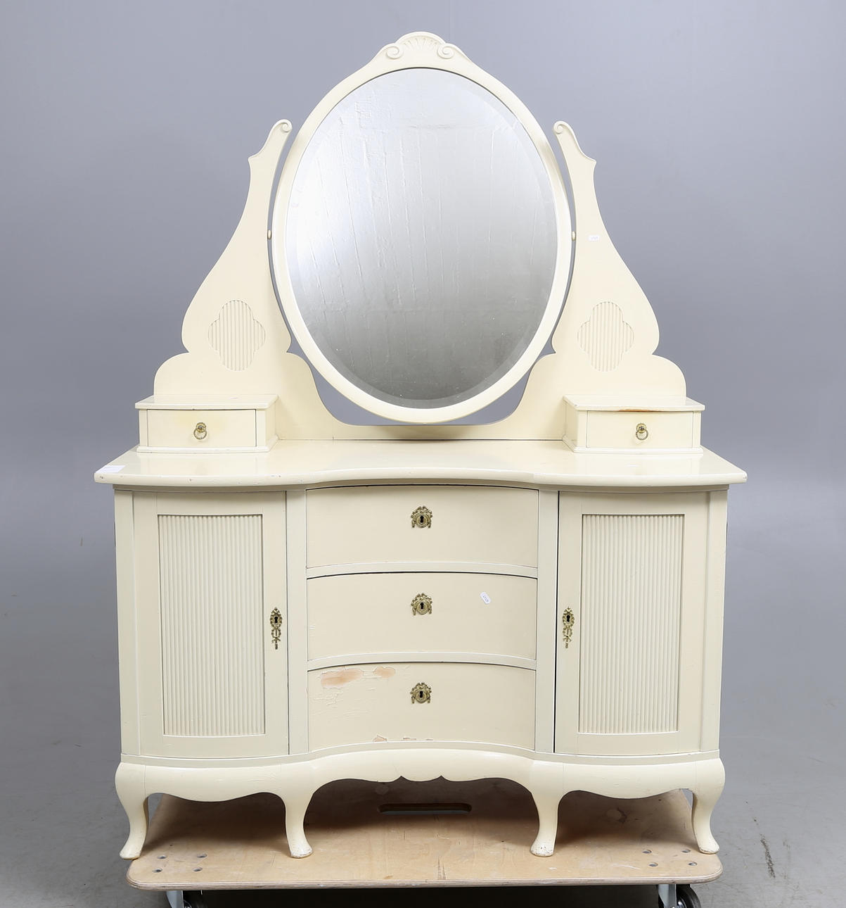 BYRÅ MED SPEGEL, 1900-talets första hälft.