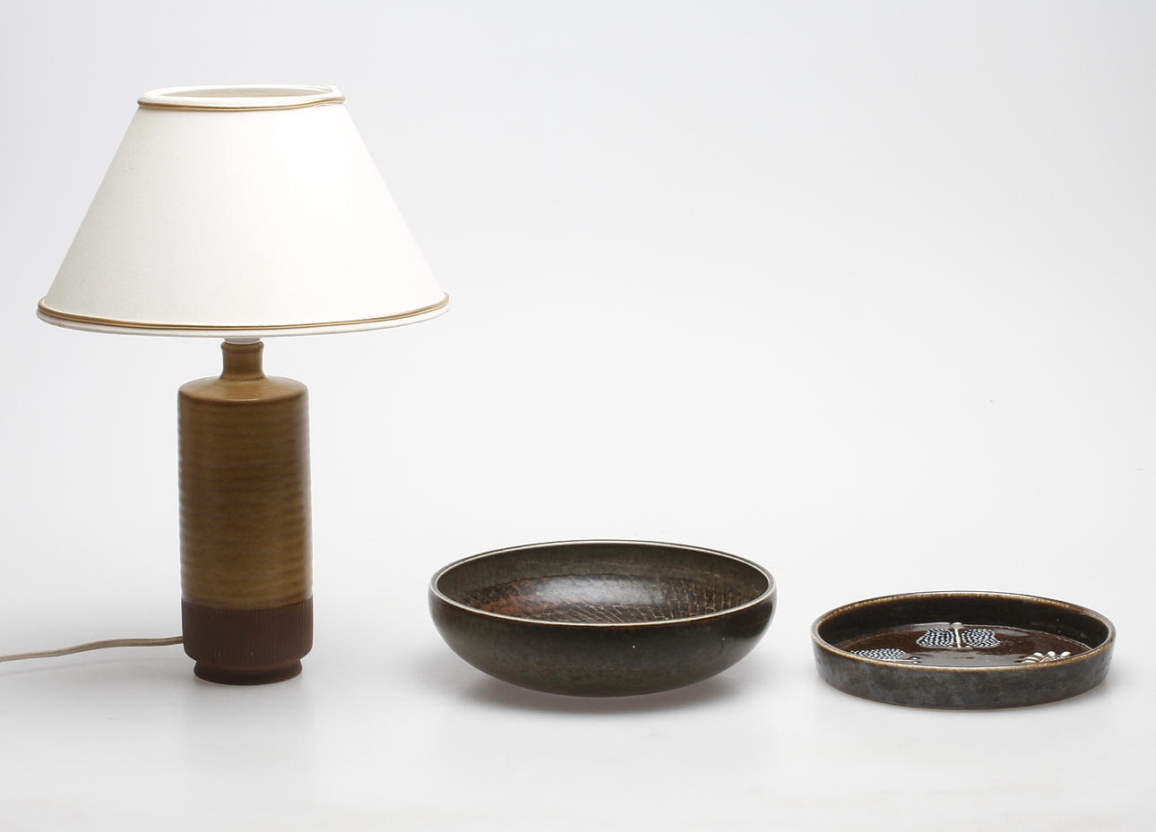 STENGODS, 3 delar, bland annat Gunnar Nylund, Rörstrand, signerade.