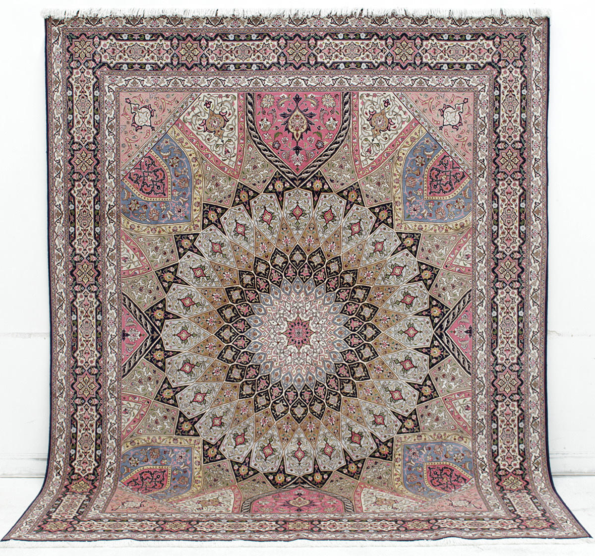 MATTA, persisk, Täbriz med silkesinslag, 310 x 245 cm.