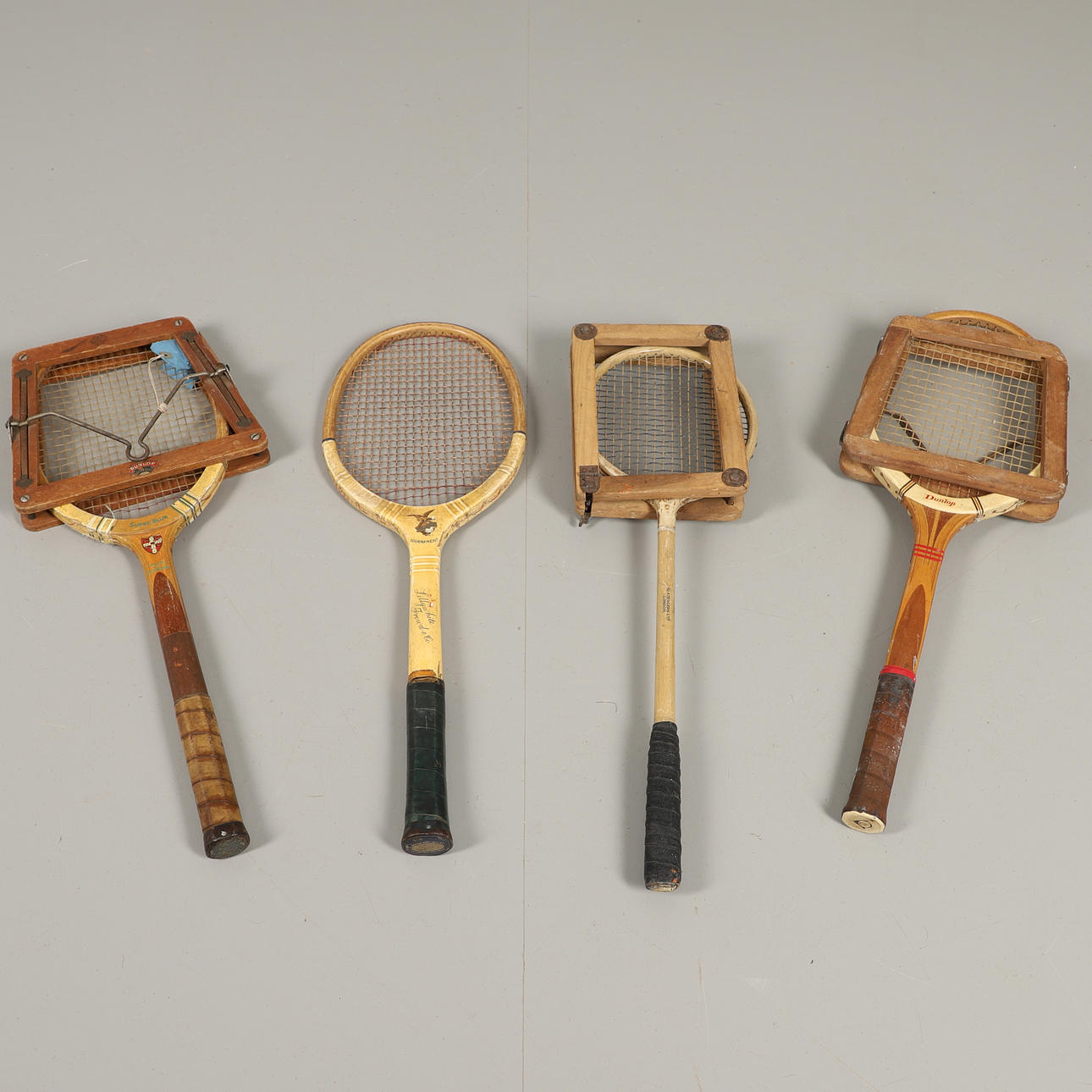 VIER VINTAGE-TENNISSCHLÄGER AUS HOLZ.