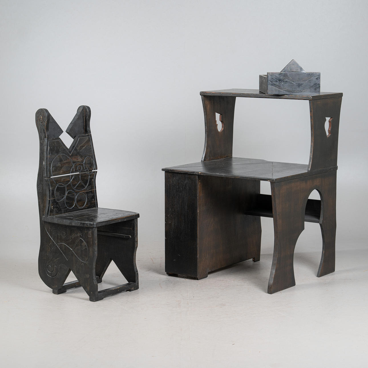 Kubistischer Schreibtisch mit Stuhl, Eiche, lasiert (2).