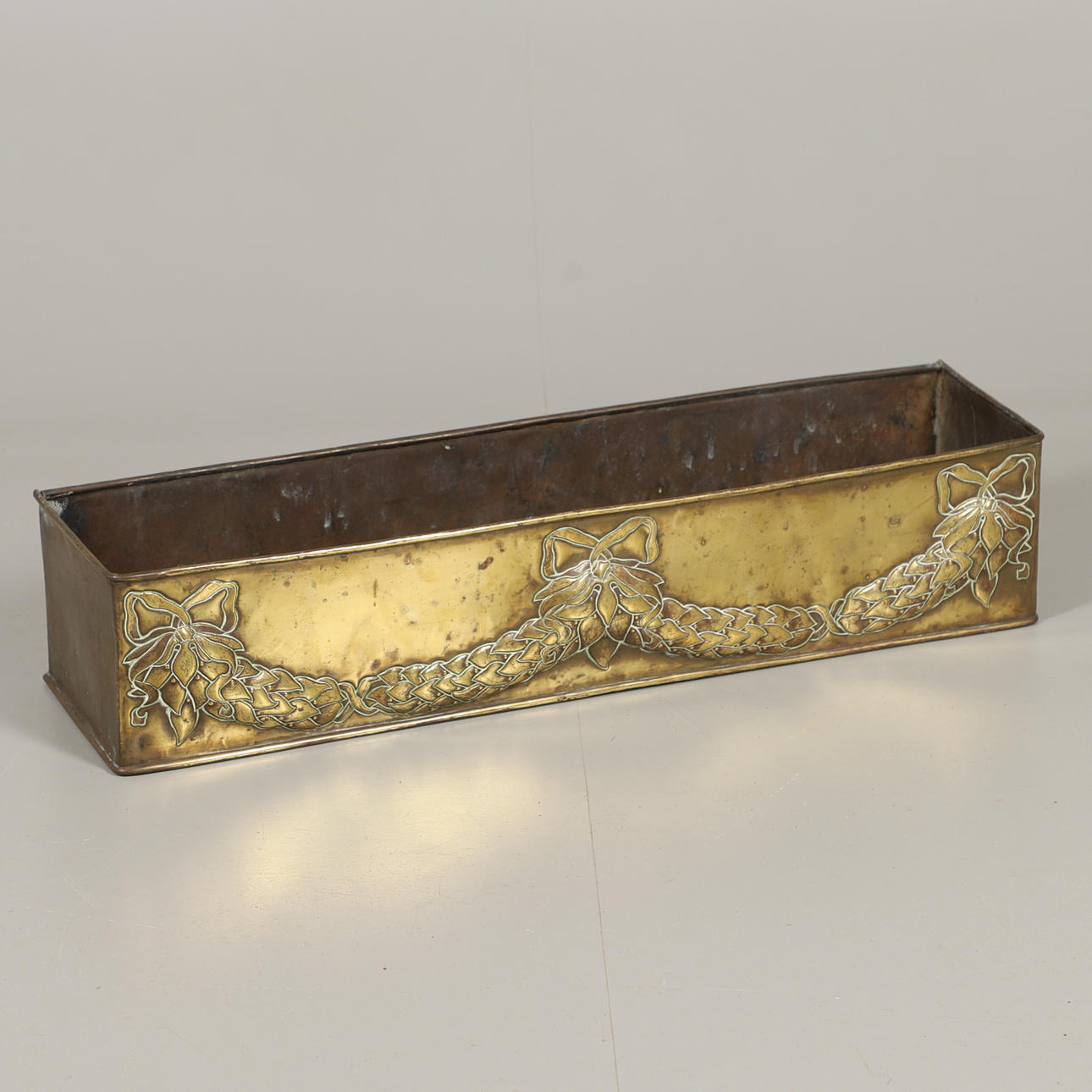 A DECORATIVE BRASS TROUGH PLANTER.