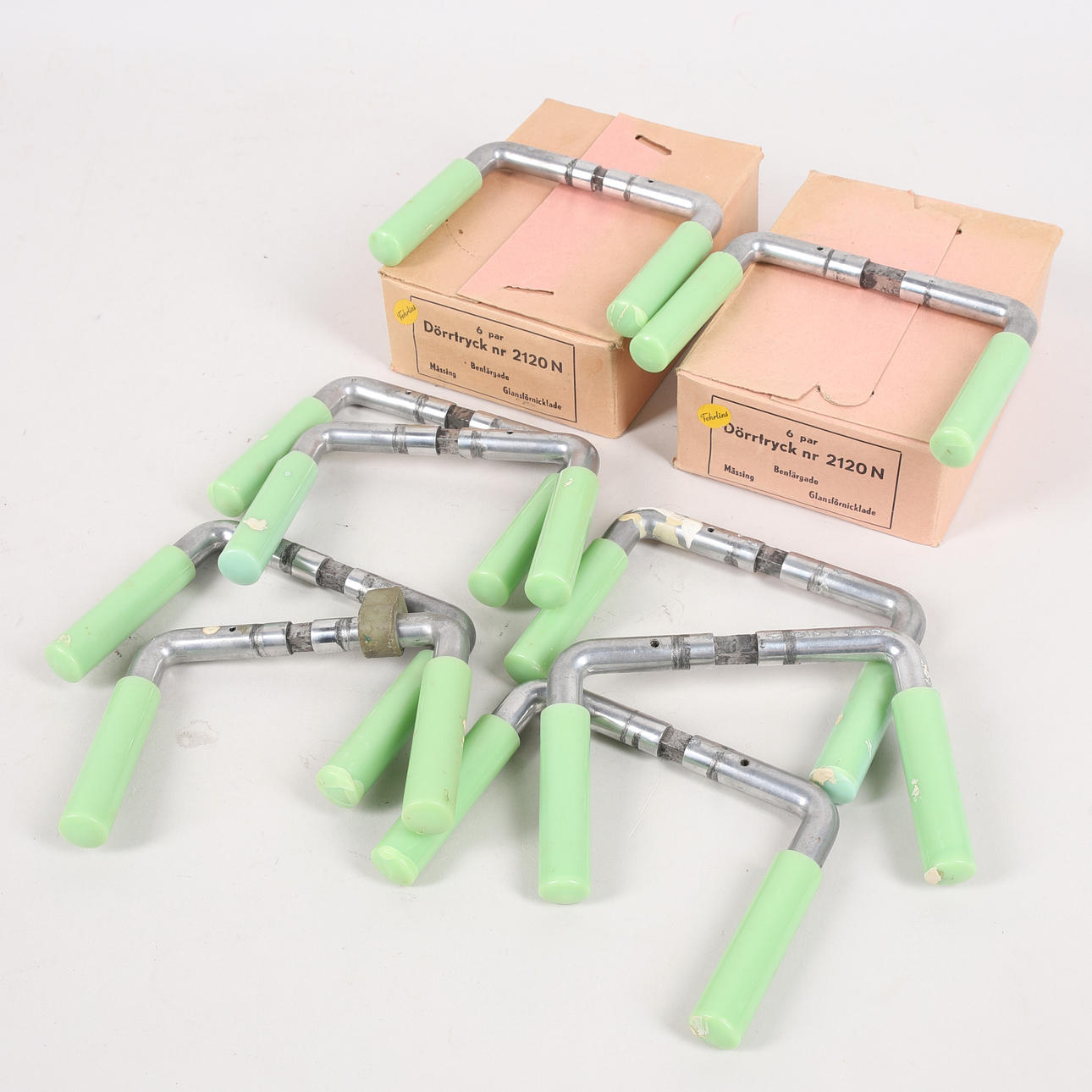 DÖRRHANDTAG, 9 par, metall och grön bakelit.