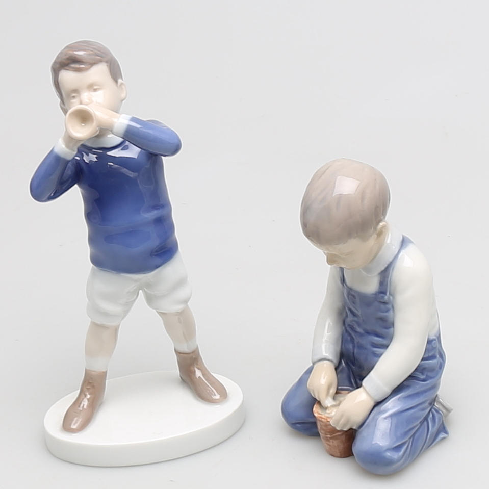 FIGURINER i porslin, 2 st, pojkar, Bing & Gröndahl, Danmark.