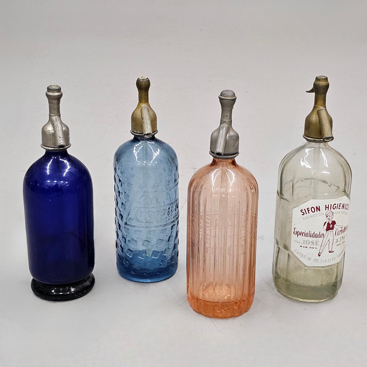 FIRE ANTIKKE SIFONER I GLAS OG METAL.