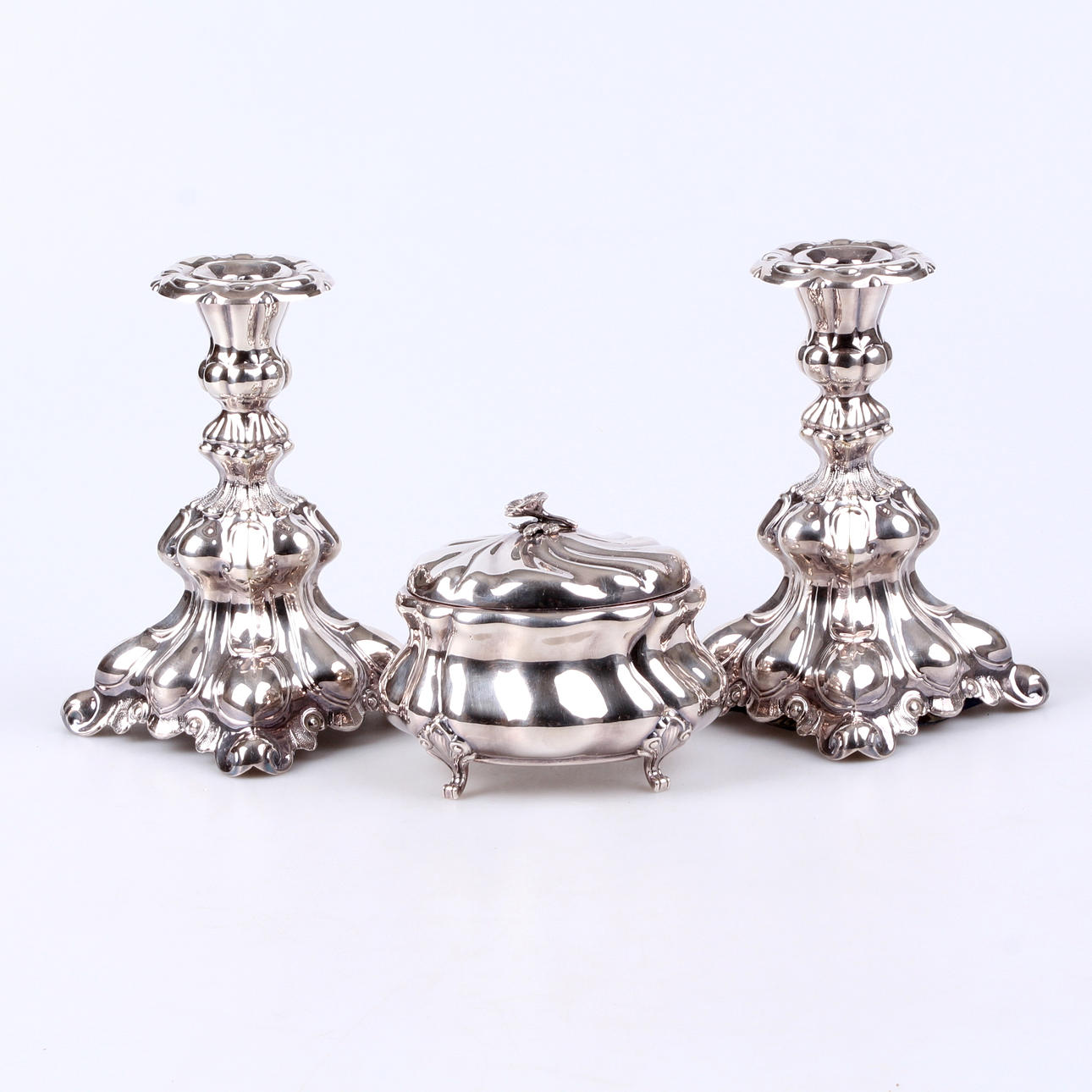 LJUSSTAKAR, samt sockerskål, nysilver, 1900-tal.