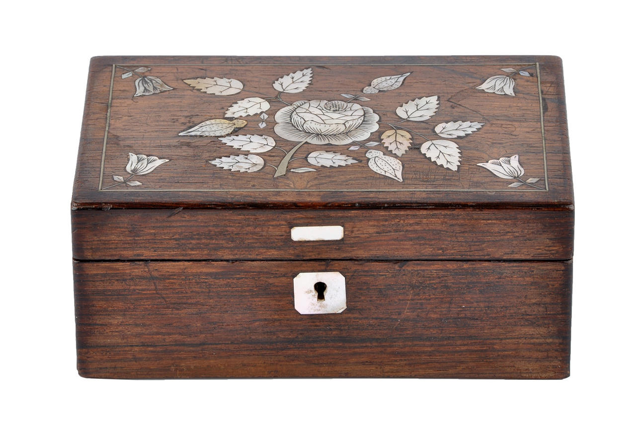 PERLMUTT-MARKETERIE. Liten fanerad låda med blommig inlägg.