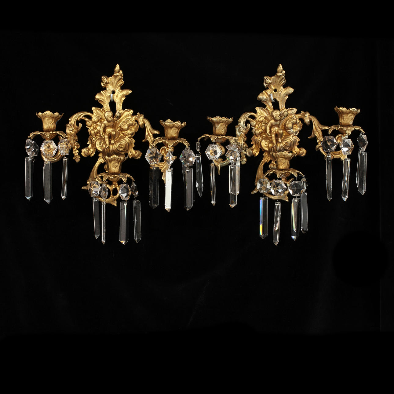 APPLIQUER, ett par, bronserad metall och prismor, 1800-talets senare hälft.