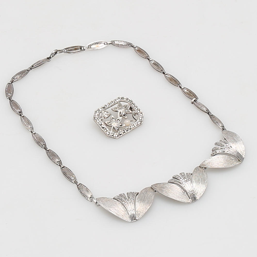 HALSBAND samt BROSCH i silver med markasiter, totalvikt 28 gram.