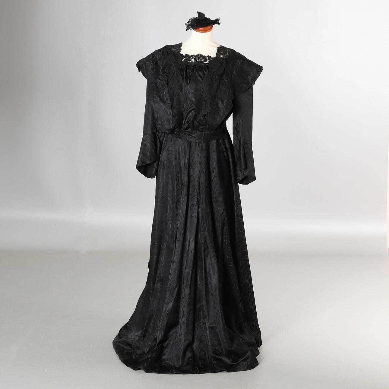 WEDDING DRESS, 4 parts, black, 1890s. Vintage & Designer Fashion - Auctionet