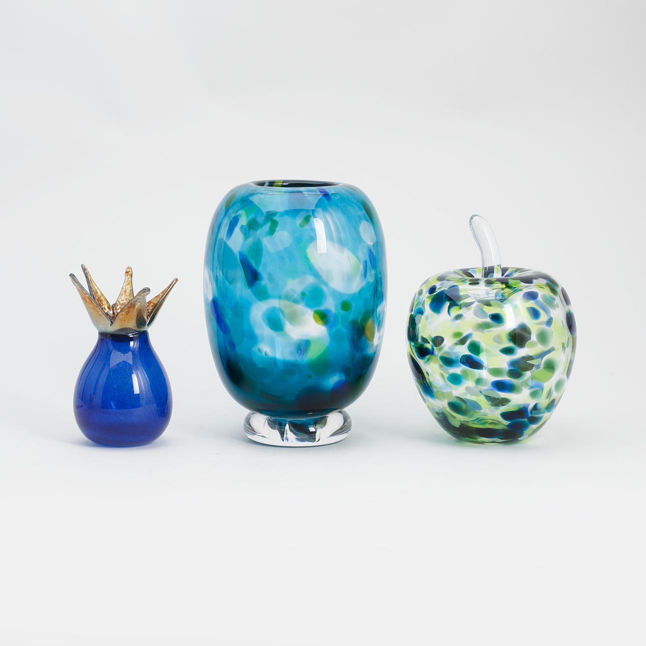 SOFIA BERGMAN. Glasföremål, 2 st samt vas, signerade.