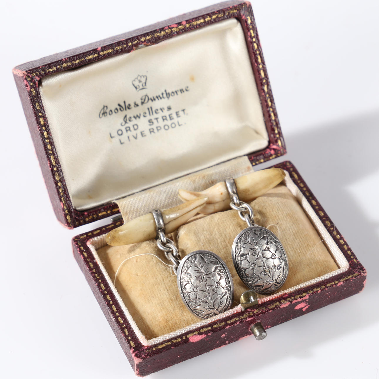 PAAR VIKTORIANISCHER FUCHSZAHN-MANSCHETTENKNÖPFE.