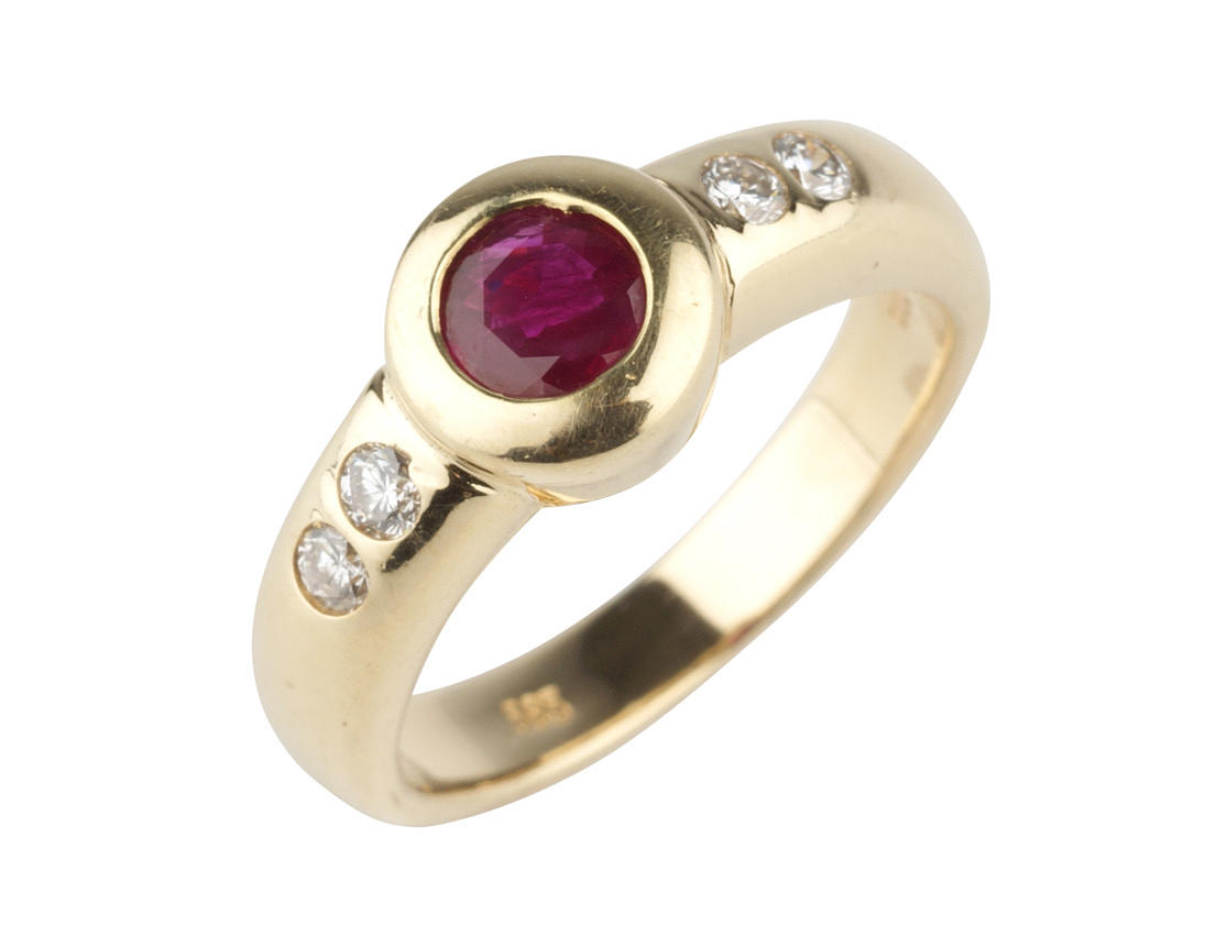 RUBINRING med 4 briljantslipade diamanter ca. 0.20 ct 585 gult guld ca. 6,6 g.