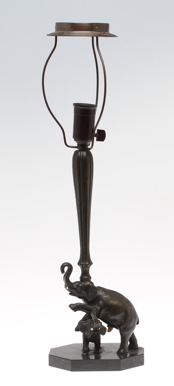 BORDSLAMPA, med fot i form av elefant, 1900-tal.